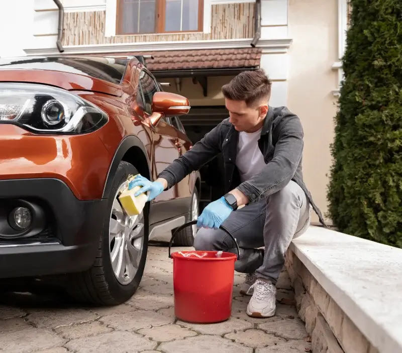 Lavage auto à domicile Saint-Étienne-de-Baïgorry : professionnel intervenant sur un véhicule